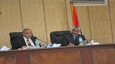 محافظ أسوان يسلم عقود عمل بقيمة 7 ملايين جنية لتوفير 1235 فرصة عمل