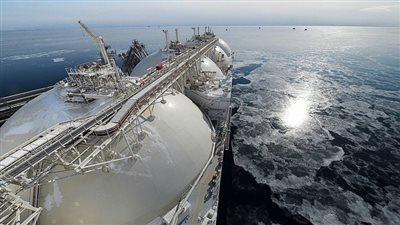 مصر تطرح أكبر مناقصة في العالم لشراء الغاز المسال