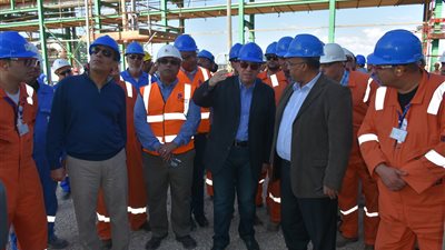وزير البترول يتفقد حقل غاز 