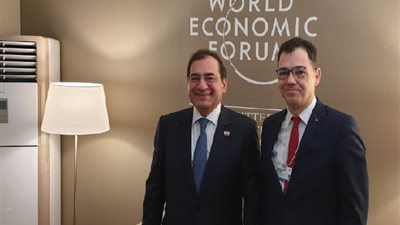 الملا يبحث التعاون في مجالات صناعة البترول والغاز مع رومانيا