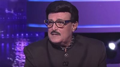 نقل الفنان سمير غانم للمستشفى.. وغموض حول حالته الصحية