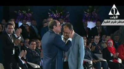 السيسي يقبل رأس 