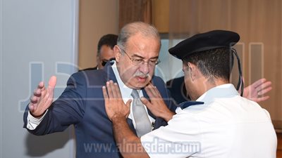 صور: رئيس الوزراء وشخصيات عامة يخضعون للتفتيش الذاتي بشرم الشيخ