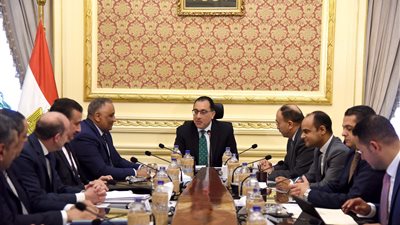 مدبولي يناقش ملفات التأمين الصحي والأراضي الصناعية مع «الرقابة الإدارية» 