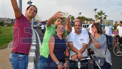 صور: السيسي يتجول بدراجته ويلتقط 