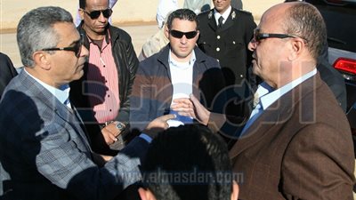 بالصور.. وزير النقل يتفقد تنفيذ رفع كفاءة طريقين في الأقصر