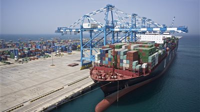 تداول 382 شاحنة بضائع و46 سيارة بموانئ البحر الأحمر