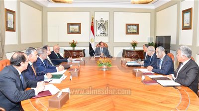 السيسي يستعرض إجراءات الحكومة لتوفير السلع الأساسية