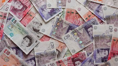 الاسترليني عند أدنى مستوياته منذ شهرين بسبب مساعي سحب الثقة من 