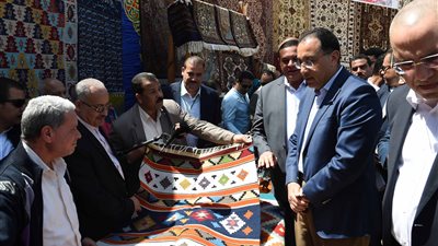 رئيس الوزراء يتفقد معرض الحرف اليدوية بالبحيرة