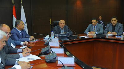 وزير النقل يبحث مع 16 شركة مصرية المشاركة في تطوير السكك الحديدية
