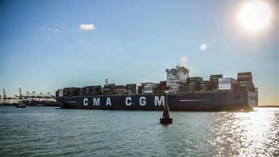 ميناء دمياط يستقبل 12 سفينة حاويات وبضائع 