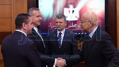 رئيس الوزراء يبحث تعزيز التعاون المشترك مع رئيس برلمان المجر 