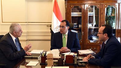 «مدبولى» يتابع تطبيق استراتيجية تطوير التعليم ويوجه بتصنيع التابلت محليًا