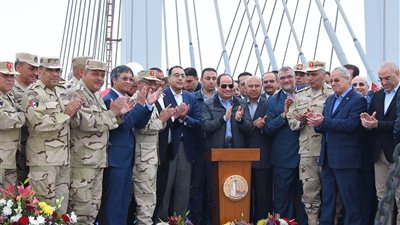 السيسي يتفقد محور روض الفرج.. ويضع الجزء الأخير من الكوبري