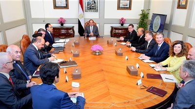 السيسي يبحث مع شركات عالمية سبل تطوير مصانع الغزل والنسيج