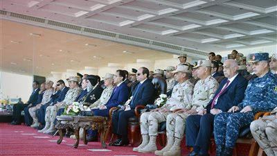 السيسي يتفقد إجراءات التفتيش بقاعدة محمد نجيب العسكرية