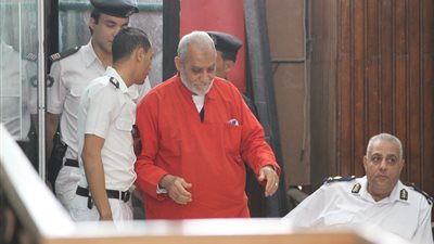 الحكم على بديع و198 آخرين في قضية أحداث السويس.. اليوم