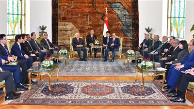 السيسي: مصر مهتمة بالاستفادة من التجربة السنغافورية في النقل والتعليم 