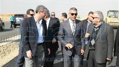 بالصور.. وزير النقل يتفقد الطريق الدائري الأوسطي
