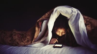 دراسة تحذر من تأثير الهواتف المحمولة على أنماط نوم المراهقين