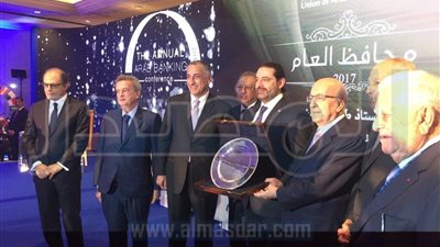 سعد الحريري يسلم جائزة أفضل محافظ بنك مركزي لطارق عامر