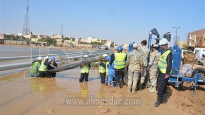 القوات المسلحة تسهم في رفع آثار السيول بالمناطق المتضررة (صور)