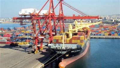 ميناء الأدبية يستقبل 1900 طن بضائع