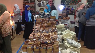 رواج بمعرض «المالية» للحرف اليدوية.. والعارضون: نافذة لتسويق المنتجات
