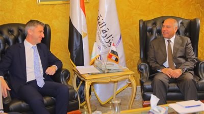 وزير النقل يبحث مع السفير القبرصي دعم التعاون الملاحي