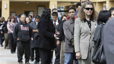 انخفاض طلبات إعانة البطالة الأمريكية إلى أدنى مستوى في 49 عامًا