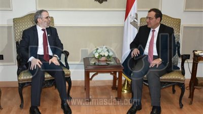 طارق الملا يبحث مع رئيس مؤسسة النفط الليبية تعزيز التعاون المشترك