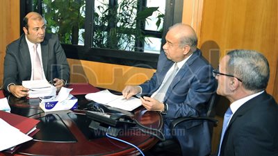 رئيس الوزراء يبحث إنشاء سلاسل تجارية للسلع المخفضة.. اليوم