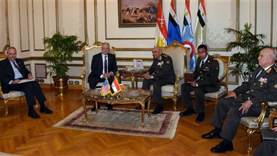 وزير الدفاع يبحث مع نظيره الأمريكي سبل التعاون العسكري المشترك