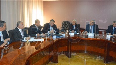 وزير التجارة يعقد اجتماعا موسعا لدراسة الزيادات في أسعار نقل السلع
