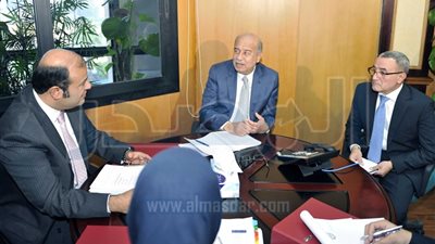 رئيس الوزراء يبحث مع وزير التموين مشروع السلاسل التجارية لخفض الأسعار