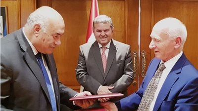 «القابضة للغزل والنسيج» توقع اتفاقية تقديم خدمات مع «وارنر» للاستشارات