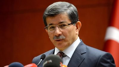 داود أوغلو يتهم زعيم حزب معارض بـ