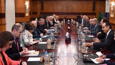 شريف اسماعيل يبحث مع رئيس مجلس الشيوخ الفرنسي سبل التعاون بين البلدين