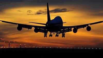 إطلاق نار على طائرة أثناء هبوطها بمطار 