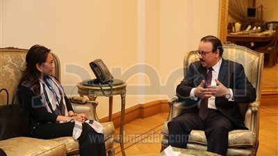 وزير الاتصالات يبحث زيادة الاستثمارات مع مسئولي 