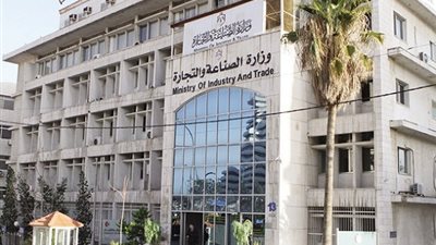 وزير التجارة يعيد تشكيل المجالس التصديرية للجلود والملابس الجاهزة
