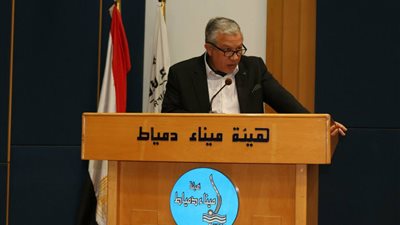رئيس ميناء دمياط يبحث تمويل محطة الحاويات الثانية مع البنوك المصرية