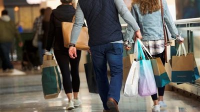 إنفاق المستهلكين الأمريكيين يسجل أكبر زيادة في 9 أعوام