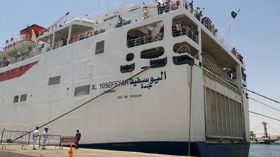 وصول أول فوج سياحي إلى ميناء 