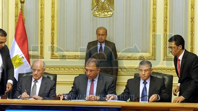 شريف إسماعيل يشهد توقيع بروتوكول لنقل إدارة منظومة بطاقات التموين