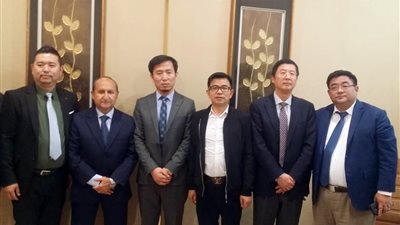 وزير التجارة يبحث مع كبريات شركات الغزل الصينية الاستثمار بمصر