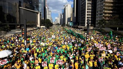 مظاهرات حاشدة في البرازيل احتجاجا على خطط الحكومة لخفض الإنفاق العام