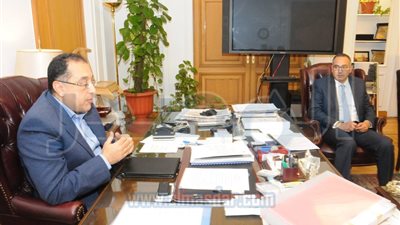 بالصور.. وزير الإسكان يلتقي نائبه الجديد للتطوير الحضري والعشوائيات