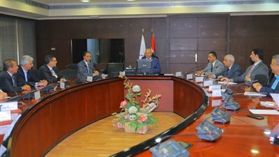 وزير النقل يوجه ببدء تنفيذ الأعمال المدنية بمشروع القطار المكهرب